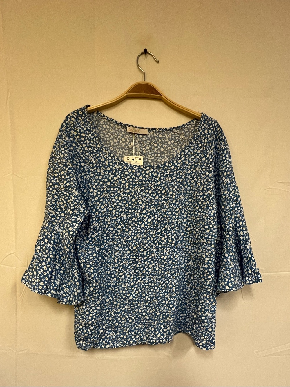 NEW BACHATA FLORAL Womens top size: L